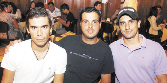 Os amigos André Andrade, Túlio Lima e Thiago Messias no bar Picanha na Tábua